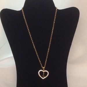 Necklace in gold tone.